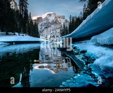 Lago di Braies, Dolomiti, gefrorenen See mit glänzenden Ice Stockfoto