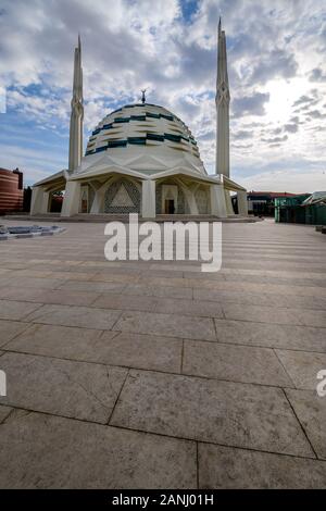 ISTANBUL, Türkei - 21 Dezember, 2019: Außen an der Marmara Universität Fakultät für Theologie Moschee, Türkischer Name ist Ilahiyat Camii, Uskudar Bezirk I Stockfoto