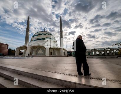 ISTANBUL, Türkei - 21 Dezember, 2019: Außen an der Marmara Universität Fakultät für Theologie Moschee, Türkischer Name ist Ilahiyat Camii, Uskudar Bezirk I Stockfoto