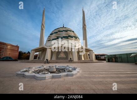 ISTANBUL, Türkei - 21 Dezember, 2019: Außen an der Marmara Universität Fakultät für Theologie Moschee, Türkischer Name ist Ilahiyat Camii, Uskudar Bezirk I Stockfoto