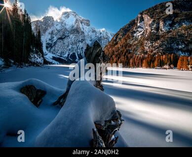 Lago di Braies, Dolomiti, gefrorenen See mit glänzenden Ice Stockfoto