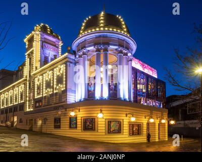 Leuchten auf der Alhambra Theater in der Dämmerung Bradford, West Yorkshire England Stockfoto