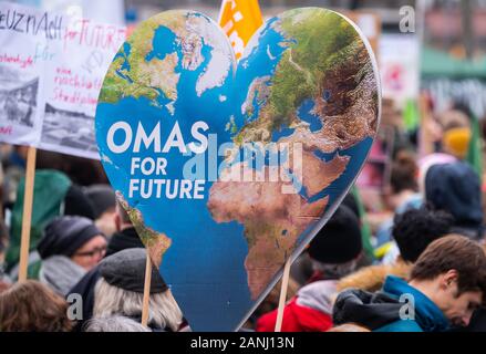 Mainz, Deutschland. 17 Jan, 2020. Eine herzförmige Plakat mit der Aufschrift "Omas für die Zukunft" ist, die an der Demo Zug statt. Freitags für die Zukunft Deutschland hat für eine bundesweite Großdemonstration in der Hauptstadt von Rheinland-pfalz. Credit: Andreas Arnold/dpa/Alamy leben Nachrichten Stockfoto