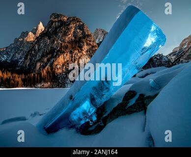 Lago di Braies, Dolomiti, gefrorenen See mit glänzenden Ice Stockfoto