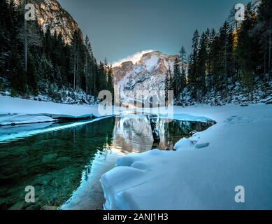 Lago di Braies, Dolomiti, gefrorenen See mit glänzenden Ice Stockfoto