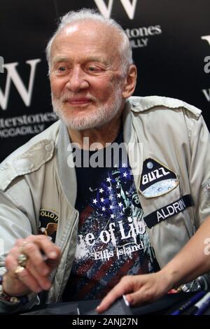 Buzz Aldrin im Waerstones Piccadilly London Book Signing 04/06/2016 "Kein Traum ist zu hoch: Lektionen des Lebens von einem Mann, der auf dem Mond" ging. (Bild © Jack Ludlam) Stockfoto