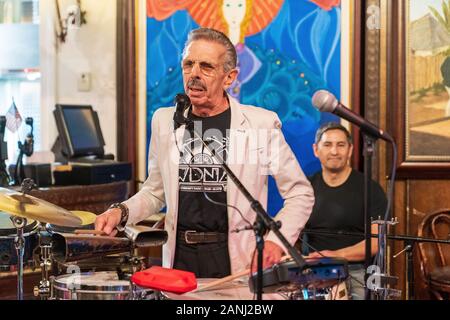 Calle Ocho, Miami, Florida - Januar, 1 2020: Salsa Sänger spielen Kubanische Musik in Miamis Cubaocho Bar & Restaurant. Stockfoto