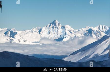 Zermatt Breuil Cervinia Meer der Wolken im Tal Berge emerging view Perfect Sky Stockfoto