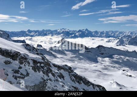 Zermatt Breuil Cervinia Meer der Wolken im Tal Berge emerging view Perfect Sky Stockfoto