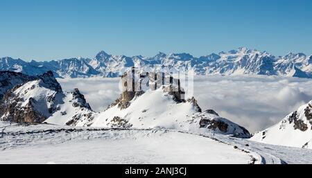 Zermatt Breuil Cervinia Meer der Wolken im Tal Berge emerging view Perfect Sky Stockfoto