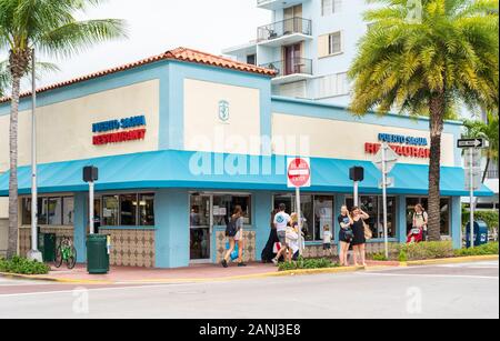 Miami, Florida - 30. Dezember 2019: Außenansicht Des Beliebten Puerto-Sagua-Restaurants Kubanische Küche In der Collins Avenue, Miami, Florida. Stockfoto