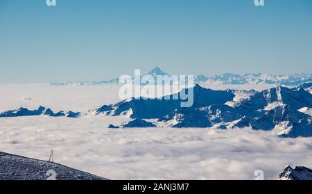 Zermatt Breuil Cervinia Meer der Wolken im Tal Berge emerging view Perfect Sky Stockfoto