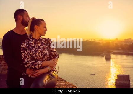 Schönes glückliches Paar an der romantischen Moment genießen. Stockfoto