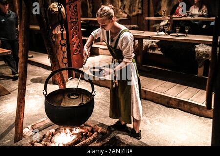 Norwegen. Norvegia. Lofoten. Lofotr Viking Museum. Die Küche Stockfoto