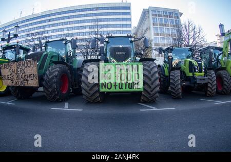 Berlin, Deutschland. 17 Jan, 2020. Zahlreiche Traktoren der Bauern aus der Republik sind auf der Straße des 17. geparkt. Juni mit einem Plakat mit der Aufschrift "Keine Farm, kein Essen, keine Zukunft". Mit dieser Protestaktion der Bauern fordern ein Umdenken in der Agrarpolitik der Regierung. Credit: Paul Zinken/dpa/Alamy leben Nachrichten Stockfoto