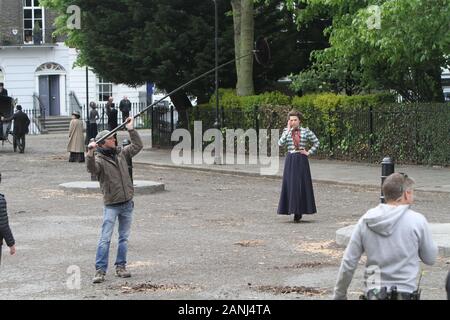 Howards End Tracey Ullman und Hayley Atwell Dreharbeiten in Islington 5/5/2017 (Bild © Jack Ludlam) Stockfoto