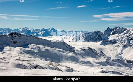 Zermatt Breuil Cervinia Meer der Wolken im Tal Berge emerging view Perfect Sky Stockfoto