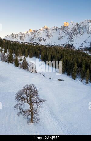 Luftaufnahme der Campelli di Schilpario fallenden Schnee im Winter, Schilpario, Val di Scalve, Bergamo, Lombard Stockfoto