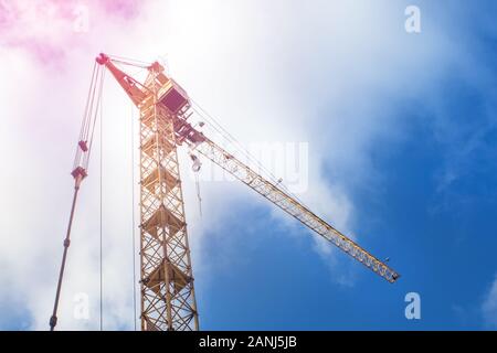 Baustelle mit Kran gegen den Himmel. Bau, Bau kran. Unter den Text platzieren, kopieren. Stockfoto