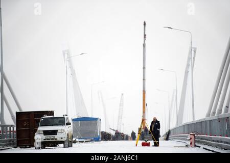 (Beginn) - HARBIN, Jan. 17, 2020 (Xinhua) - Foto am Dez. 2, 2019 von der russischen Seite genommen wird, zeigt die erste Autobahnbrücke zwischen China und Russland über den Fluss Heilongjiang. Die erste Autobahn Brücke zwischen China und Russland über den Fluss Heilongjiang vor kurzem die abschließende technische Prüfung bestanden hat, die der Abteilung für Verkehr im Nordosten der chinesischen Provinz Heilongjiang sagte Freitag. Messung 1 284 Meter lang und 14,5 Meter breit, die Brücke über den Fluss Heilongjiang, in Russland als Amur bekannt, erstreckt sich von der Grenze Heihe, einer Stadt in der Provinz Heilongjiang, an die Ru Stockfoto