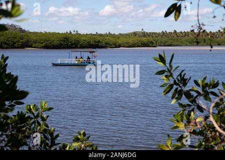 Hafen von Verlust/Alagoas/Brasilien. November, 29, 2019. Blick auf Porto de Pedras Stadt und Patacho Strand im Frühsommer. Stockfoto