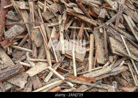 Große Stapel von natürlichen Holz- Platten unterschiedlicher Größe liegt im Freien. Lager mit Abfällen sägewerk Produktion. Zusammenfassung Hintergrund der Holzindustrie. Cl Stockfoto