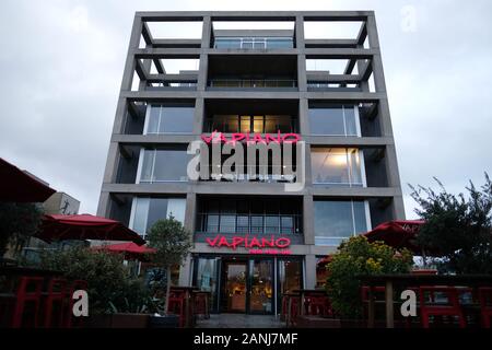 Köln, Deutschland. 11 Jan, 2020. Der Hauptsitz der System Gastronomie Firma Vapiano am Zoll Anschluss. Credit: Oliver Berg/dpa/Alamy leben Nachrichten Stockfoto