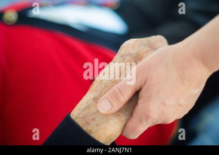 15. Januar 2020, Baden-Württemberg, Böblingen: eine Krankenschwester hält die Hand ein Bewohner in einem Pflegeheim. Foto: Tom Weller/dpa Stockfoto