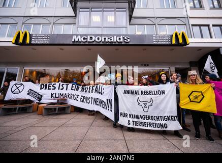 Mainz, Deutschland. 17 Jan, 2020. Klima Aktivisten Blockade einer Filiale der Kette Fastford 'Mc Donalds' am Gutenbergplatz. Freitags für die Zukunft Deutschland hat für eine bundesweite Großdemonstration in der Hauptstadt von Rheinland-pfalz. Credit: Andreas Arnold/dpa/Alamy leben Nachrichten Stockfoto