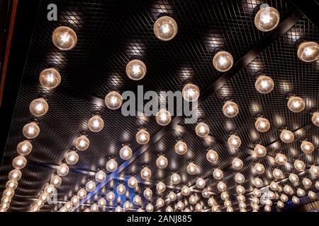 Runde Lichter an der Decke des Raums. Stockfoto