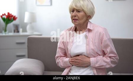 Ältere Frau mit epigastria Schmerz, Gesundheit Problemen im Alter Stockfoto