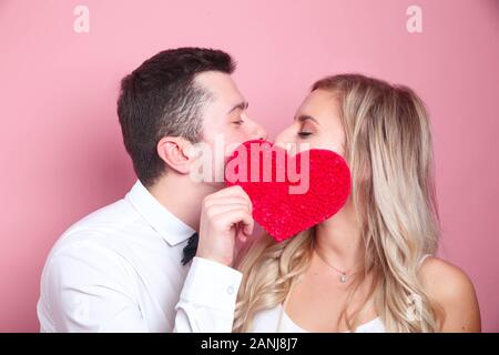 Junges Paar mit roten Liebe Herzen und küssen Stockfoto