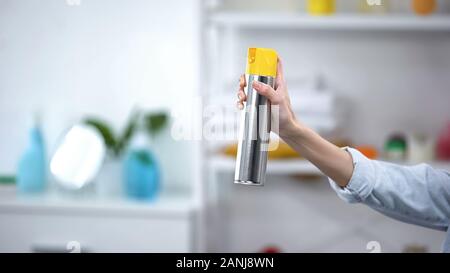 Womans Hand sprühen Lufterfrischer in Zimmer, schöner Duft, Aroma, die allgemeine Ordnung und Sauberkeit Stockfoto