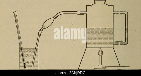 Übungen Erste Carhart und Rutsche Prinzipien der Physik zu begleiten. Meter oder die Anzahl ofgrams, die auf die tatsächliche Masse des vorgeschriebenen hinzugefügt werden für die Heizung des Kalorimeters zu ermöglichen, wird begiven vom Schulungsleiter oder unter seiner Leitung berechnet. Im Vorbeigehen den Dampf aus dem Kessel zu das Kalorimeter, Fehler müssen, indem Sie die Vorsichtsmaßnahmen whichfollow vermieden werden. Der Dampf muss frei von Wasser produziert bycondensation werden. Eine heiße Flamme und der Kondensatableiter in der Apparate, dazu beitragen wird, dieses Ergebnis zu sichern. Thetemperature des kalten Wasser wird sofort berücksichtigt werden Stockfoto