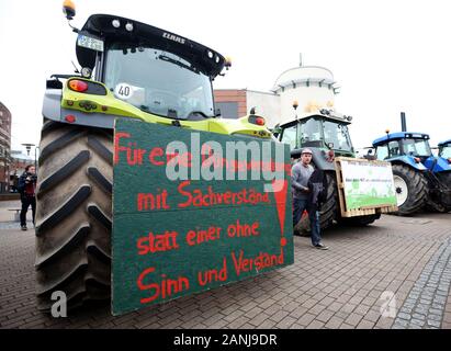 Oberhausen, Deutschland. 17 Jan, 2020. Ein Landwirt auf Protest eines Landwirts Prozession mit Traktoren am Einkaufszentrum Centro geht der Protest Plakat mit der Aufschrift 'Für ein Dünger Verordnung mit Know-how, statt einer ohne Sinne und Verstand! Die Bauern protestieren gegen die neue Düngemittel- und für "Faire Preise für Lebensmittel'. Foto: Roland Weihrauch/dpa/Alamy leben Nachrichten Stockfoto