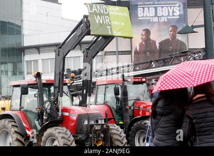 Oberhausen, Deutschland. 17 Jan, 2020. Ein Traktor fährt auf der Bauern protestieren die Prozession am Einkaufszentrum Centro mit dem Protest Banner "Land schafft Verbindung - wir in der Tabelle rascheln' Vergangenheit ein Kino Plakat "Bad Boys". Die Bauern protestieren gegen die neue Düngemittel- und für "Faire Preise für Lebensmittel'. Foto: Roland Weihrauch/dpa/Alamy leben Nachrichten Stockfoto