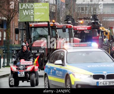 Oberhausen, Deutschland. 17 Jan, 2020. Traktoren fahren Sie auf der Landwirte protestieren Prozession zum Einkaufszentrum Centro mit dem Protest Banner mit der Aufschrift "Land schafft Verbindung - wir bis auf den Tisch". Die Bauern protestieren gegen die neue Düngemittel- und für "Faire Preise für Lebensmittel'. Foto: Roland Weihrauch/dpa/Alamy leben Nachrichten Stockfoto