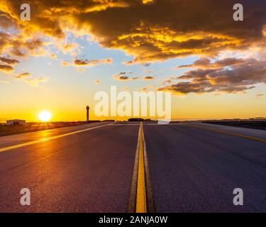 Die Sonne mit dem Air Traffic Control Tower im Hintergrund Stockfoto