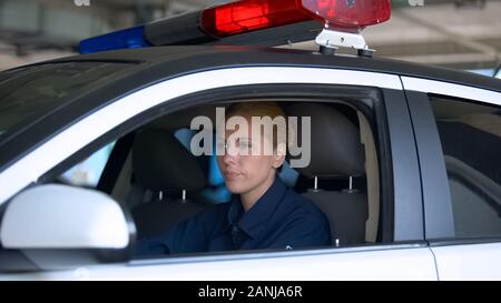 Weibliche Polizisten im Streifenwagen nach der Nachtschicht, Stress frustriert Stockfoto