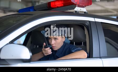 Weibliche cop mit walkie-talkie, Notruf, Verbrechensverhütung Stockfoto