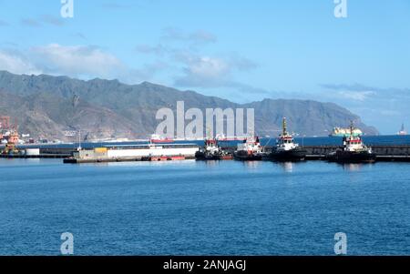 Santa Cruz de Tenerife, Spanien - 27. Dezember 2019, Industrielle Hafen in Santa Cruz de Teneriffa, Gran Canaria, Spanien Stockfoto