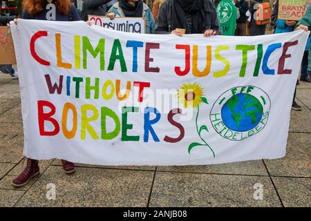 Mainz, Deutschland - Januar 17, 2020: Freitags für künftige Protest - Teilnehmer protestieren gegen die Klimapolitik und die selbstgemachten Plakate in Mainz, Deutschland. Stockfoto