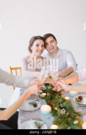 Braut und Bräutigam genießen Mahlzeit bei Hochzeitsfeier Stockfoto