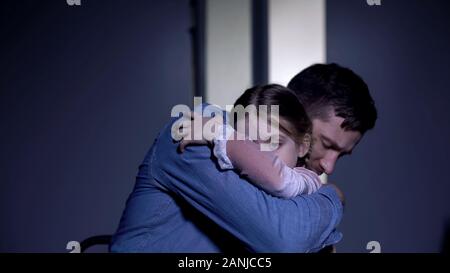 Kleines Mädchen umarmt Vater, jede andere Unterstützung in der Zeit der Mühe, Ptsd Stockfoto