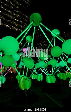 London, England - Januar 2020: AFFINITÄT VON AMIGO & AMIGO, Winter Lights Festival. Interaktive Installationen in Canary Wharf Stockfoto