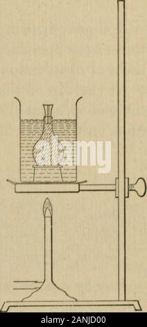 Übungen Erste Carhart und Rutsche Prinzipien der Physik zu begleiten. l von der Unterseite der Stopfen in die Flasche (Abb. 71). Das Wasser ist beheizt mit einem Bunsenburner bis es kocht, und aboiling Temperatur für 5 Minuten gehalten. Während es kocht, die temperatureof das Wasser genommen wird mit einem ther-mometer und aufgezeichnet. Observewhat geschieht mit dem Quecksilber in der Flasche. Der Becher ist nun vom Ring entfernt. Durch tauchen outhot Wasser und Hinzufügen von kaltem Wasser, die Temperatur des Wassers isbrought etwa, dass der Raum. Vorsicht takenduring werden diese Operation zu vermeiden - Stockfoto