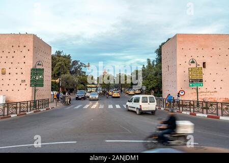 Straße mit cat Verkehr durch die mittelalterlichen Mauern, die alten Marrakesch, Marokko Stockfoto