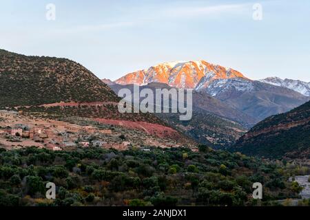 Atlas Gebirge und Imlil Tal bei Sonnenuntergang, Marrakesch, Marokko Stockfoto