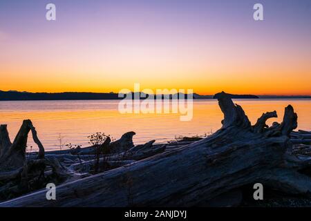 Whidbey Island Sonnenaufgang mit Blick auf Skagit Bay Stockfoto