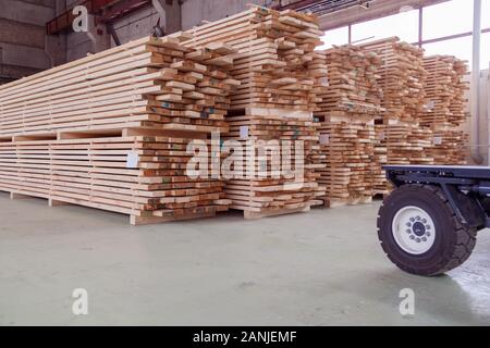 Lager oder Werk für Sägen Bretter auf Sägewerk im Innenbereich. Holz